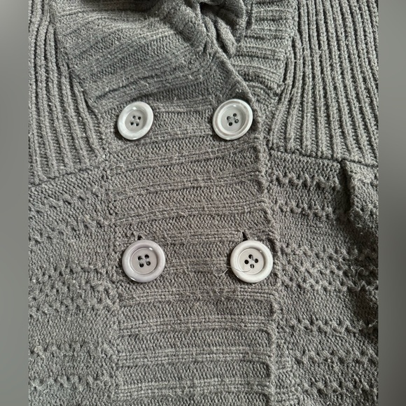 Beautiful grey double breasted warm cable knit wool blend sweater. - Picture 4 of 13